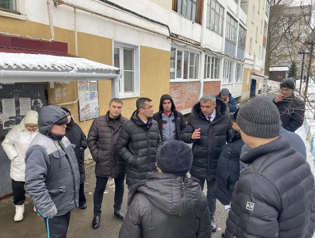 Министр энергетики и ЖКХ Мордовии встретился с жителями проблемнго дома в Саранске