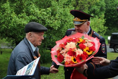 В Курске начальник полиции поздравил ветерана войны с Днем Победы