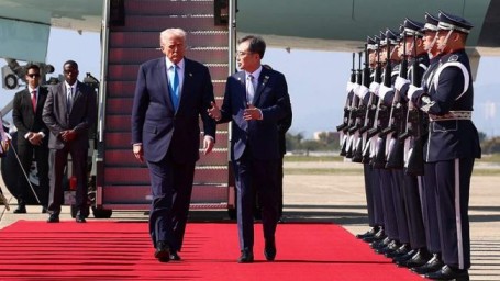 В Южной Корее Трампа встретили красной дорожкой и военным оркестром