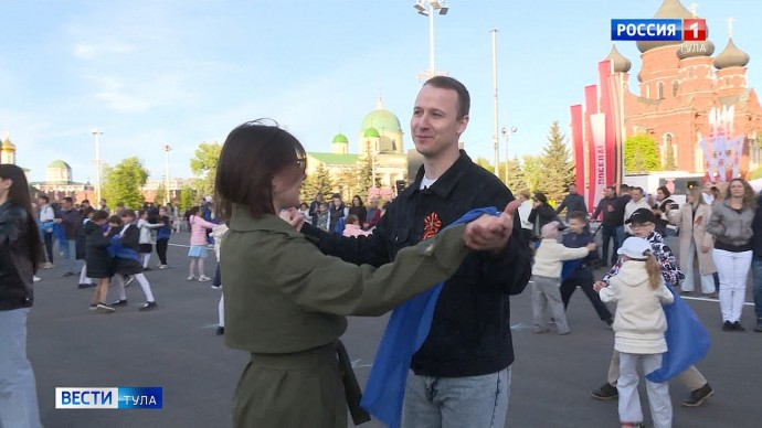 «Синий платочек»: главная площадь Тулы превратилась в танцплощадку