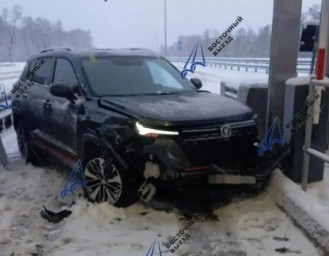 В Уфе водитель Changan врезался в бетонный блок