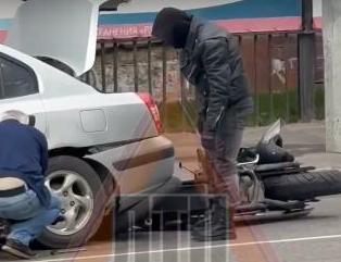 В центре Пензы мотоциклист залетел под легковушку
