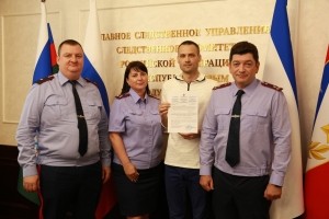 После приема граждан по вопросам нарушения жилищных прав, проведенного Председателем СК России, сироте из Республики Крым вручен сертификат на приобретение собственного жилья