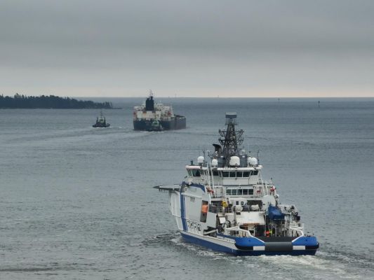Финляндия против танкера с бензином из России: экипаж отпустят, адвокатам заплатят