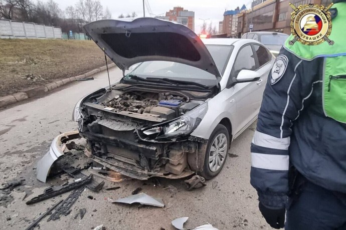 В Чебоксарах по вине сбежавшего водителя врезались две легковушки