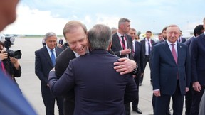 Денис Мантуров встретил Президента Узбекистана Шавката Мирзиёева в аэропорту Санкт-Петербурга Денис Мантуров встретил Президента Узбекистана Шавката Мирзиёева в аэропорту Санкт-Петербурга