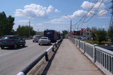 Коммунальщики отмыли мост по улице Победы в Астрахани