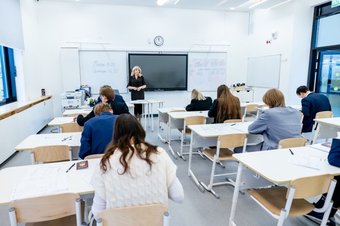 Более 72 тысяч столичных школьников написали итоговое сочинение