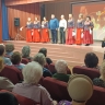 Школьники и депутаты горсовета поздравили пожилых людей Октябрьского района с праздником