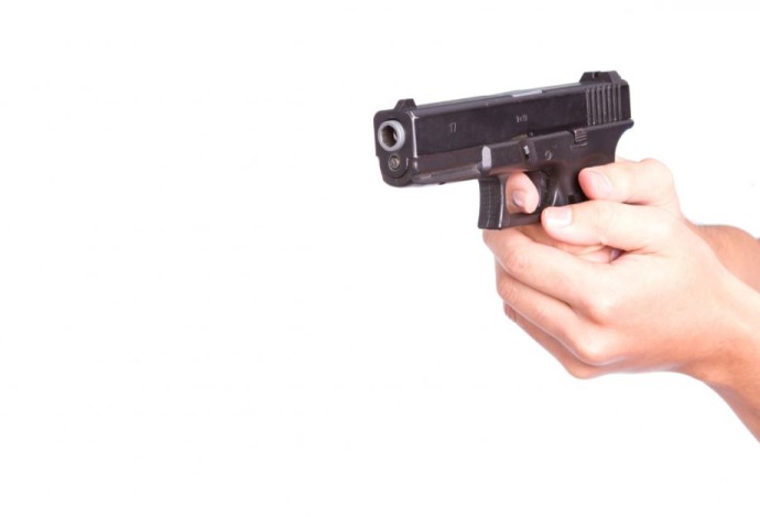 Школьница из Находки случайно выстрелила себе в шею из пистолета