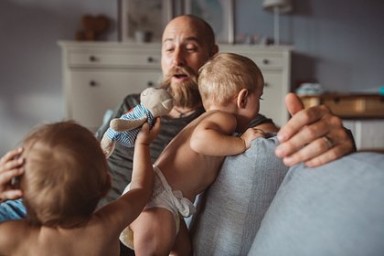 В обществе появился феномен латте-пап. Кто это такие и почему о них мечтают женщины во всем мире?