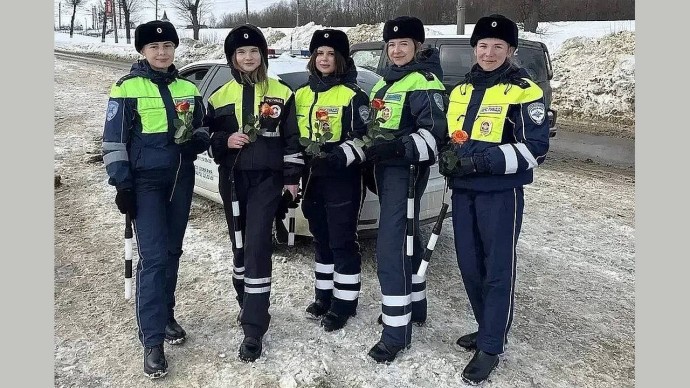 Женский экипаж ГАИ Тульской области поздравил мужчин-водителей