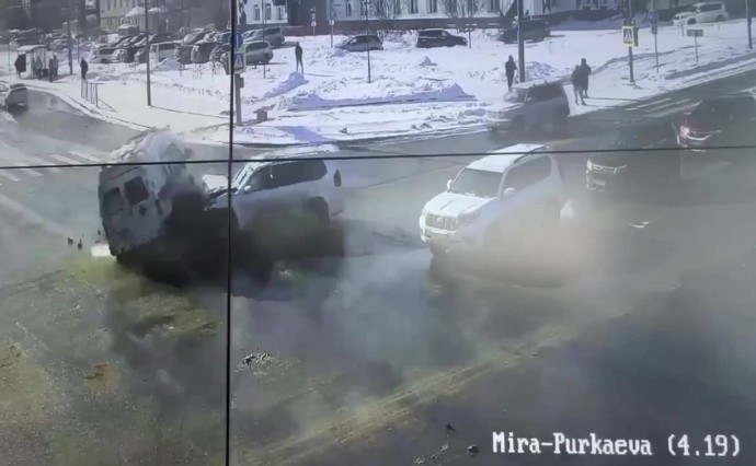 Момент столкновения скорой помощи и внедорожника попал на видео в Южно-Сахалинске
