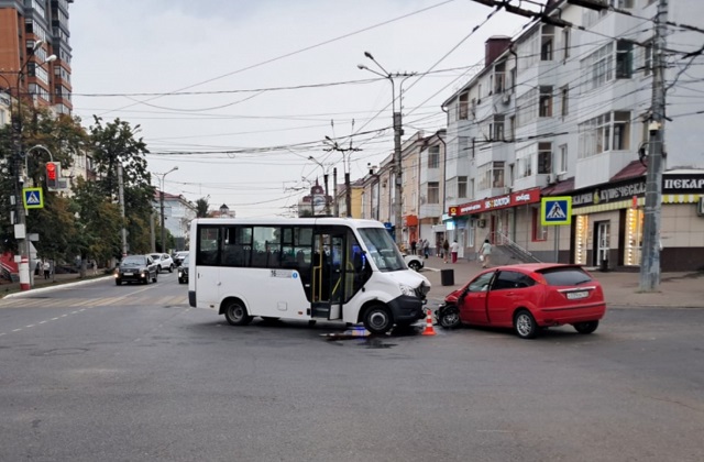 В центре Саранска автобус "Газель Некст" не пропустил "Форд Фокус"