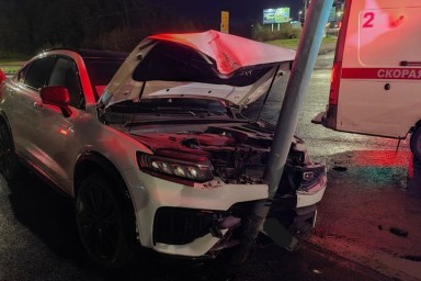 В Мурманске водитель Geely не заметил светофор на Кольском проспекте