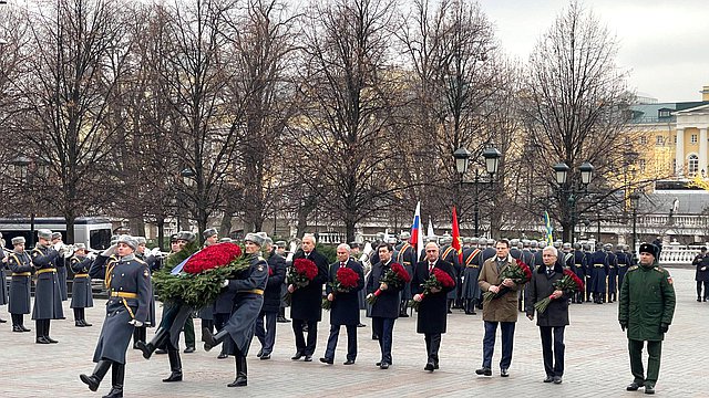 Вячеслав Володин и главы делегаций стран — членов ПА ОДКБ возложили цветы к Могиле Неизвестного Солдата