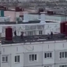 Дети носились по крыше многоэтажного дома в Южно-Сахалинске