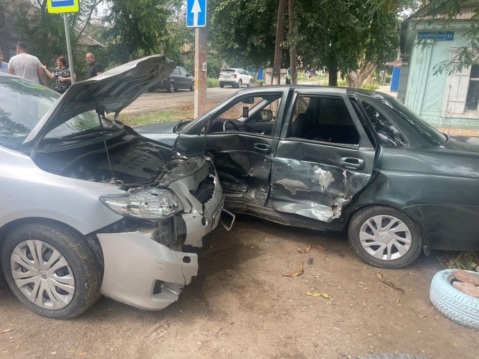 В Астрахани из-за пошедшей «на таран» автоледи пострадали мужчина и подросток