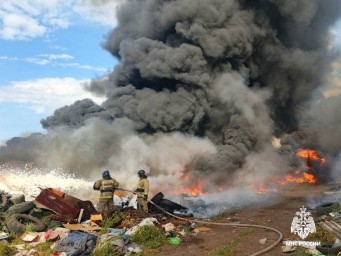 В Мелеузовском районе Башкирии загорелись автопокрышки на шиномонтажке