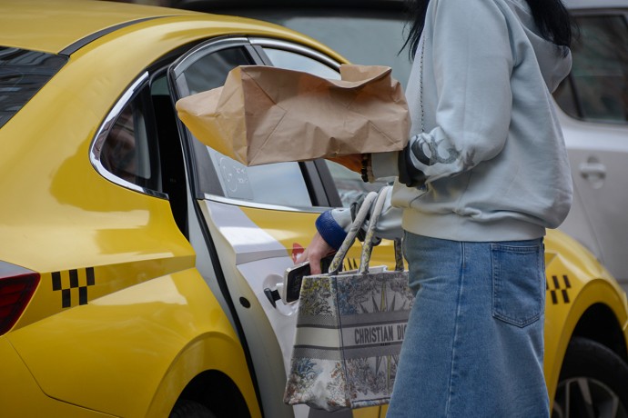 Таксист разоблачил курьера мошенников в Раменском и стал получать угрозы