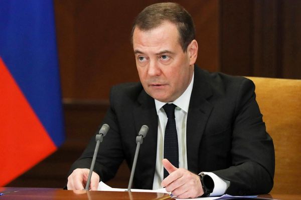 Медведев: Активы будем возмещать территориями Украины и ценностями британской короны