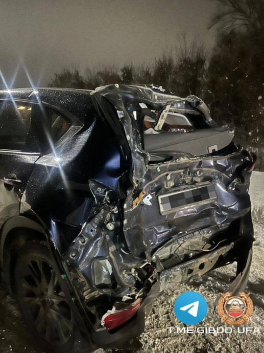 Машина всмятку: в Уфе столкнулись легковушка и грузовик