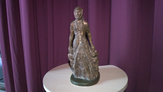 Статую Токтогон Алтыбасаровой, спасшей 150 блокадных детей, передали школе в Шушарах Статую Токтогон Алтыбасаровой, спасшей 150 блокадных детей, передали школе в Шушарах