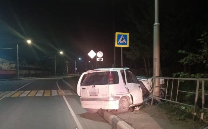Автомобиль сплющило: водитель пострадал в серьёзном ДТП в Тымовском районе