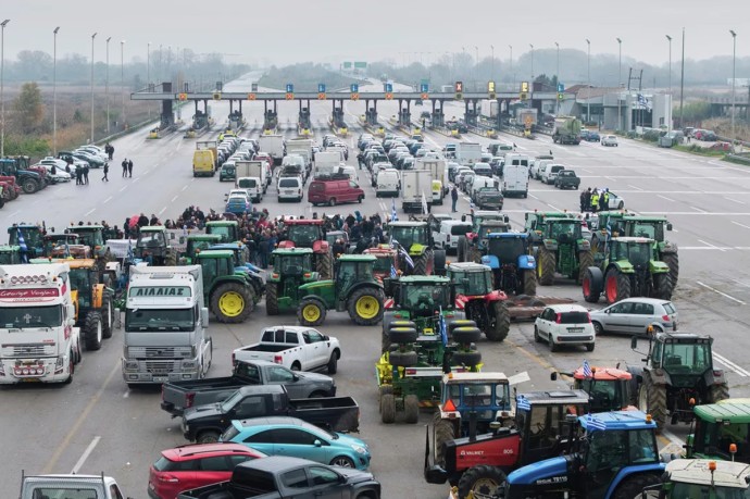 Протесты в Милане: фермеры разлили молоко у здания правительства из-за соглашения с Меркосур Протесты в Милане: фермеры разлили молоко у здания правительства из-за соглашения с Меркосур