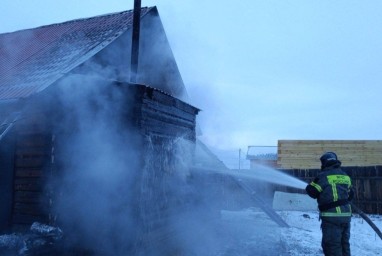 В Бурятии сгорел огромный гараж