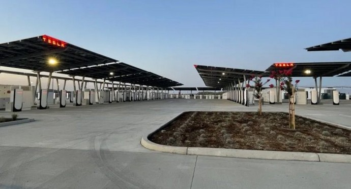 Tesla открыла крупную станцию зарядки электромобилей с питанием от солнечных батарей