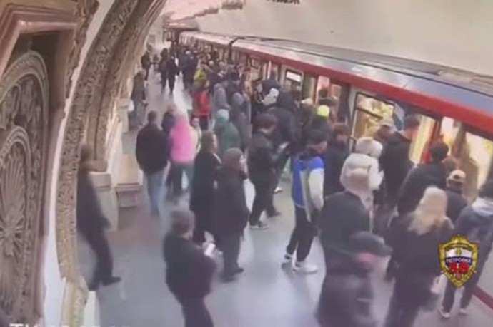 Парень распылил аэрозоль из баллончика в обидевшую его из-за внешности москвичку Парень распылил аэрозоль из баллончика в обидевшую его из-за внешности москвичку