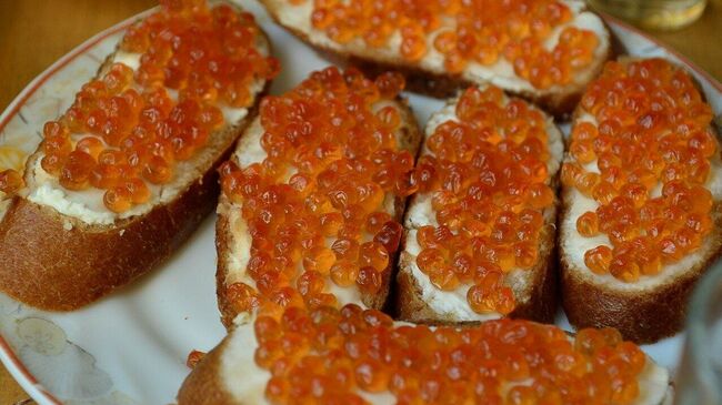 Аналитики подсчитали среднюю стоимость бутерброда с красной икрой в России