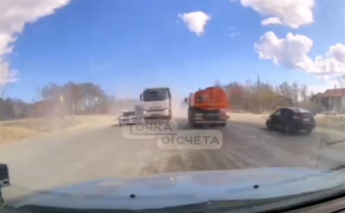 Грузовик едва не влетел в легковушку в Южно-Сахалинске