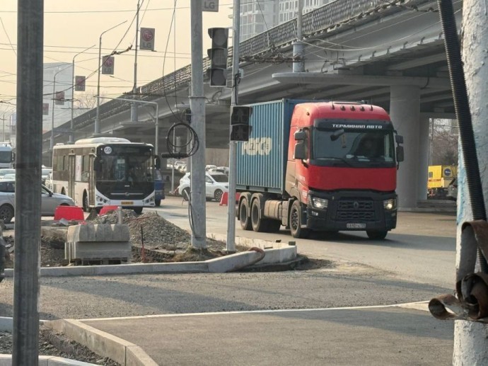 Водителей предупреждают: на перекрестке в районе Второй Речки завершен монтаж светофора Водителей предупреждают: на перекрестке в районе Второй Речки завершен монтаж светофора