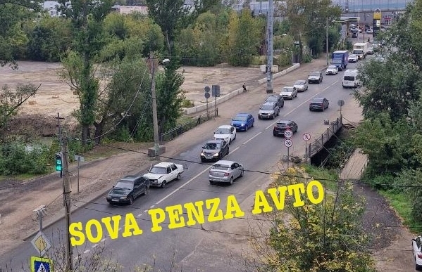 В Пензе улица Тарханова встала в пробке из-за ДТП с двумя легковушками