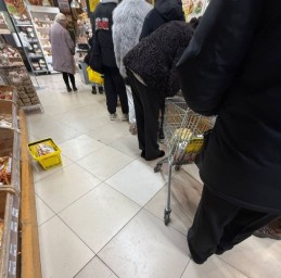 Оливье-апокалипсис: во Владивостоке выстроились очереди за новогодними салатами