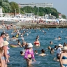 Из-за аномальной жары отдых на пляже в Сочи превратился в жестокое испытание