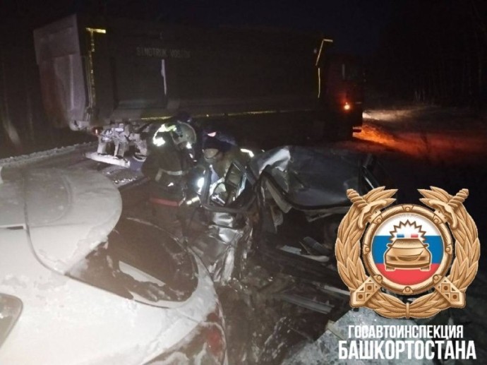 В Башкирии в страшной аварии погибли четыре человека В Башкирии в страшной аварии погибли четыре человека