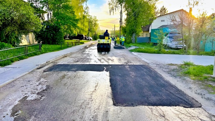 В Туле продолжают латать ямы на дорогах