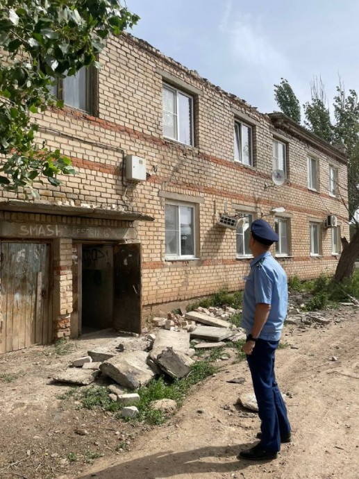 В Астраханской области обрушился навес дома