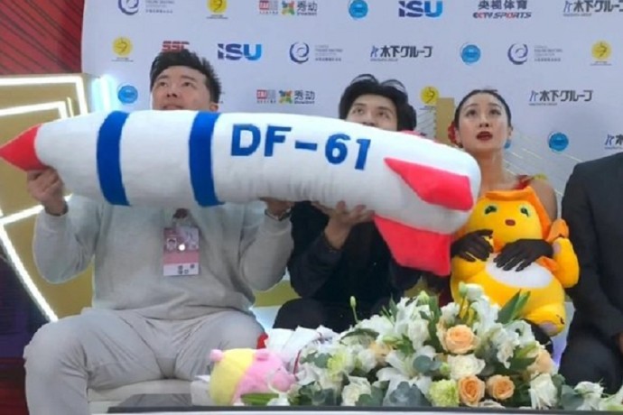 ISU может наказать китайских фигуристов за плюшевую баллистическую ракету в кадре ISU может наказать китайских фигуристов за плюшевую баллистическую ракету в кадре