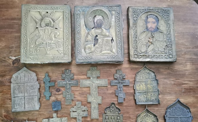 Коллекционер подарил сахалинскому музею старинные предметы чеховской эпохи