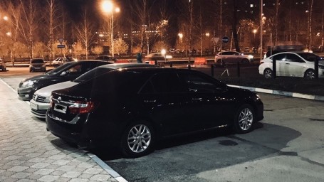 В Уфе машина врезалась в столб на парковке