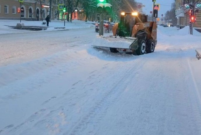 На улицы Кирова из-за снегопада вывели более 200 единиц техники