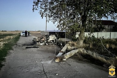 В Херсонской области BMW 320 врезался в опору ЛЭП и сгорел