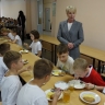 Ковалева и депутаты гордумы пошли по школьным столовым
