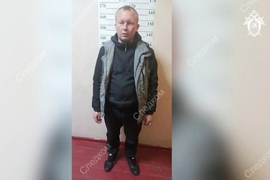 Сбросивший российскую девочку на дно водосточного коллектора попал на видео