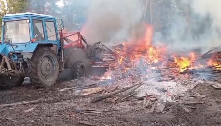 В районе Башкирии неизвестные подожгли отходы лесопиления