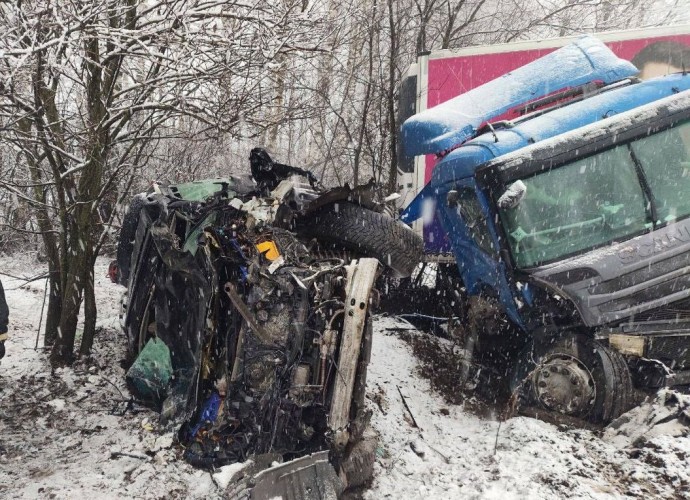 В Советском районе столкнулись грузовик и внедорожник: два человека погибли